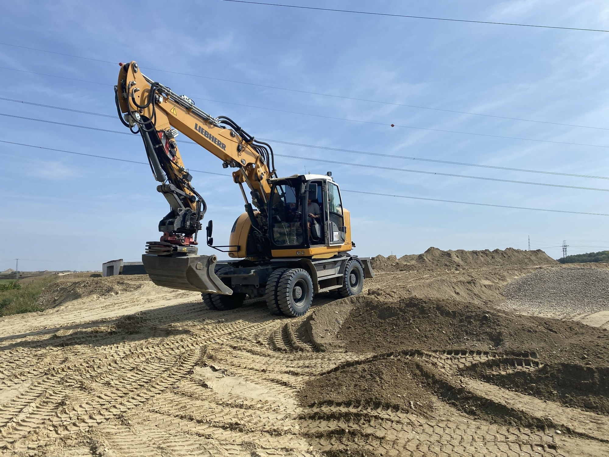 Liebherr gumikerekes kotró munkaterületen